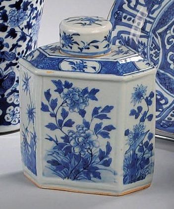 Chine Chine Grande boite à thé couverte rectangulaire à pans coupés à décor en bleu...
