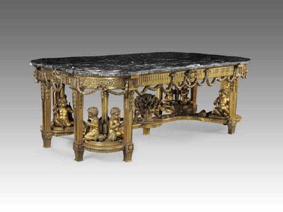 null Importante Table de milieux en bois richement sculpté et doré. La traverse à...
