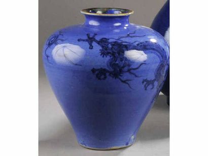 Chine Chine Vase à décor de dragons en brun sur fond bleu. XXème siècle. Hauteur...