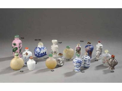 Chine CHINE Petit vase miniature en porcelaine à décor polychrome des huit immortels....