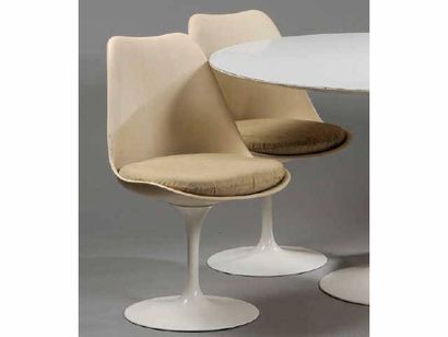 Eero SAARINEN (1910-1961) Eero SAARINEN (1910 - 1961) Suite de quatre chaises, modèle...