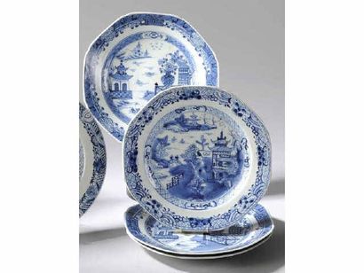 Chine CHINE Chine Quatre assiettes plates octogonales à décor en bleu sous couverte...