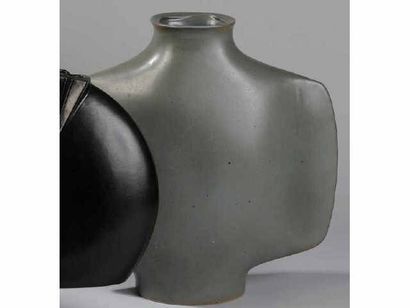 XAVIER-FEAL (XXème siècle) MOHY Yves (1928 - 2005) Vase vert amande en porcelaine...