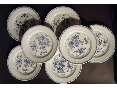 Chine Chine Suite de sept assiettes à décor en bleu sous couverte de bouquets de...