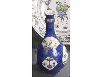 Chine Chine Vase bouteille de forme balustre à décor polychrome des émaux de la famille...