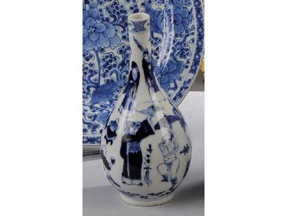 Chine Chine Vase bouteille piriforme à décor en bleu sous couverte de nombreux Chinois....