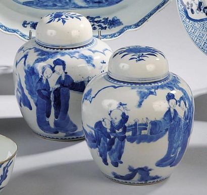 Chine Chine Paire de pots à gingembre couverts à décor en bleu sous couverte de deux...