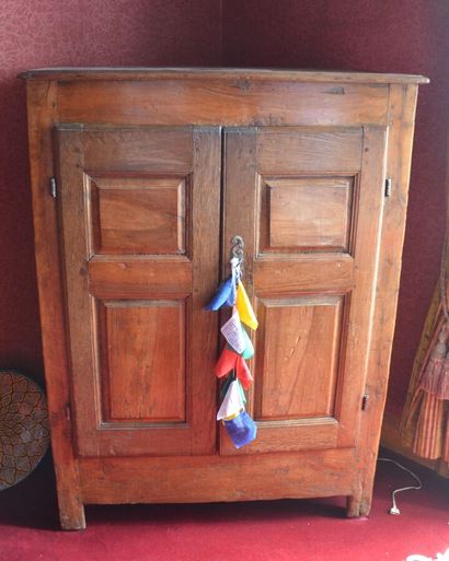 null Petite armoire en bois naturel ouvrant par deux portes. XVIIIème
