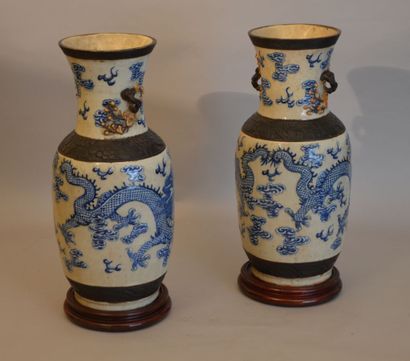 null Paire de grands vases en porcelaine de chine à décor de dragon

Haut.: 46 c...