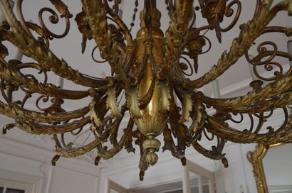 null 1 grand lustre en bronze doré style Louis XVI (haut. env. 1m)