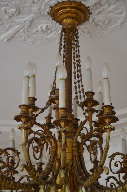 null 1 grand lustre en bronze doré style Louis XVI (haut. env. 1m)