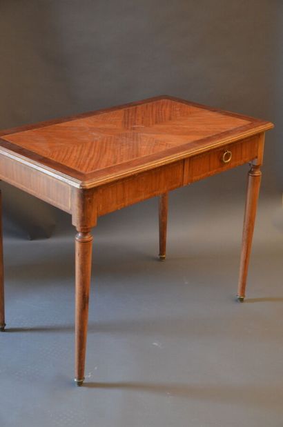 null Petite table bureau en bois de placage style Louis XVI