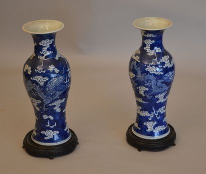 null *Deux vases de forme balustre pouvant former paire, en porcelaine à décor bleu...