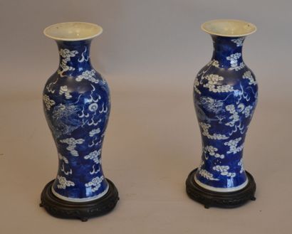 null *Deux vases de forme balustre pouvant former paire, en porcelaine à décor bleu...