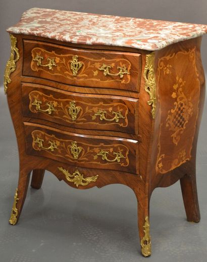 null Commode en marqueterie 3 tiroirs, dessus marbre

Style Louis XV

84 x 80 x 42...