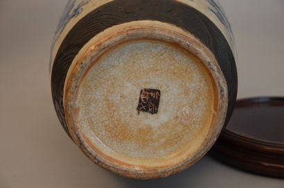 null Paire de grands vases en porcelaine de chine à décor de dragon

Haut.: 46 c...
