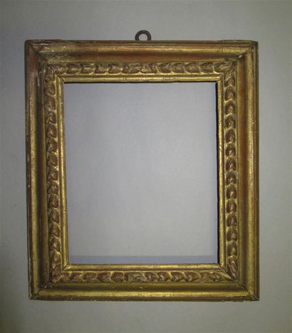 null Carved wood frame, gilded with inverted profile and decorated with a frieze...