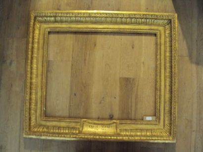 null *Cadre en bois et stuc doré de style Louis XVI à décor de rais de coeur, canaux,...