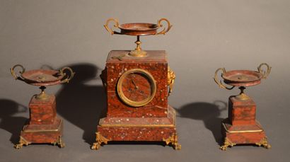 null Garniture de cheminée: 1 pendule, 2 vases laiton et marbre rouge. 
XIXème
