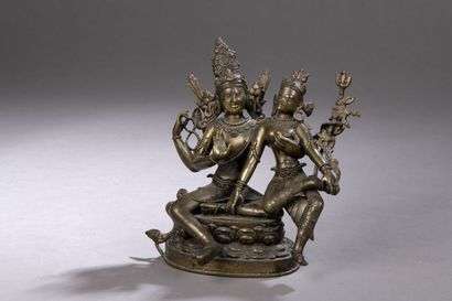 null Statuette en alliage cuivreux figurant Shiva et Parvati sur un socle en forme...