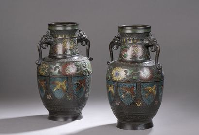 null Paire de vases de forme balustre en bronze et émaux polychromes champlevés,...
