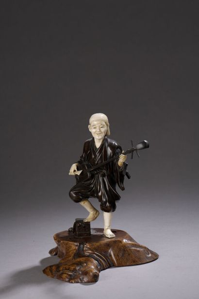 null Okimono en bronze et en ivoire sculpté, personnage debout jouant du shamizen....