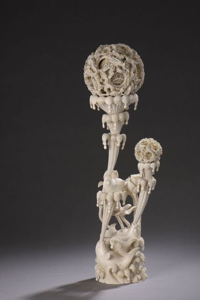 null Groupe en ivoire sculpté comportant deux boules dites '' de Canton'' sculptées...