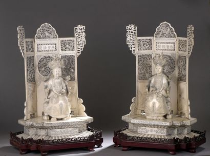 null Sujet en ivoire sculpté et placage d'ivoire figurant un empereur sur son trône,...