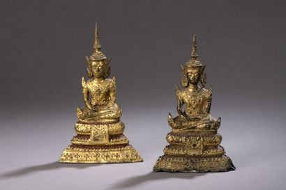 null Deux statuettes de bouddha en bronze doré. Pointe de la flamme de l'ushnisha...