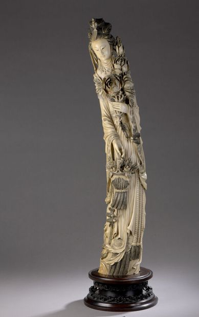 null Statuette en ivoire sculpté figurant une jeune femme debout, un bouquet de pivoines...