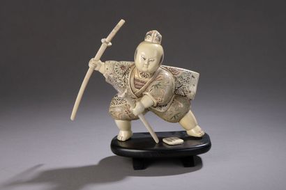 null Okimono en ivoire sculpté et rehaussé à l'encre rouge et noire, samouraï avec...