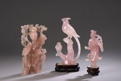 null Lot de trois sujets en quartz rose figurant deux jeunes femmes et un oiseau...