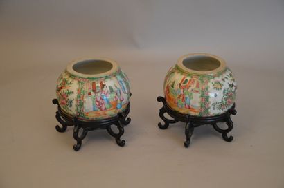 null * Deux bases de vases en porcelaine pouvant former pendants, à décor polychrome...