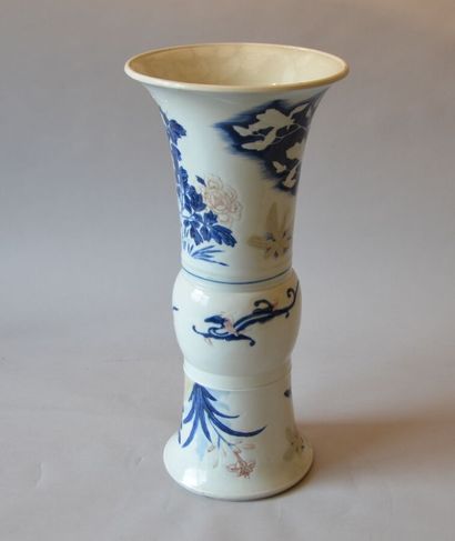 null * Vase de forme gu en porcelaine à décor en bleu de cobalt et rouge de cuivre...
