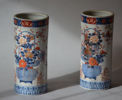 null * Paire de vases rouleaux en porcelaine à décor en bleu sous couverte, rouge...