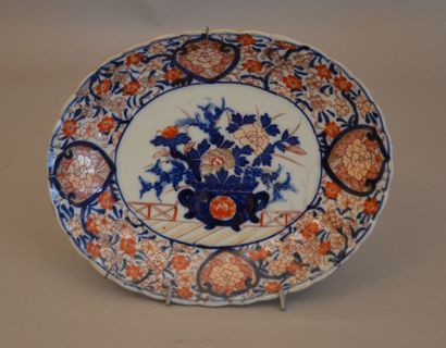 null * Oval porcelain dish with red, blue and gold decoration called ''Imari'' of...