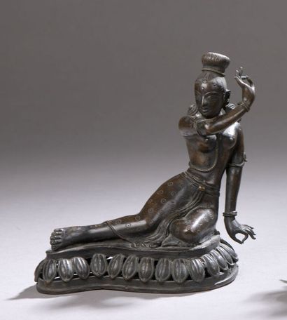 null Statuette en bronze à patine brune figurant une divinité (Parvati ?) assise...