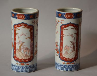 null * Paire de vases rouleaux en porcelaine à décor en bleu sous couverte, rouge...