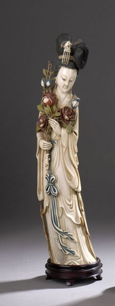 null Statuette en ivoire polychrome sculpté, jeune femme debout au bouquet de pivoines....