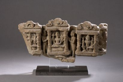 null Fragment de stèle en calcaire figurant le Bouddha entouré de deux attendants,...