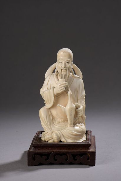 null Sujet en ivoire sculpté, Immortel taoïste assis en train de boire la liqueur...