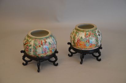 null * Deux bases de vases en porcelaine pouvant former pendants, à décor polychrome...