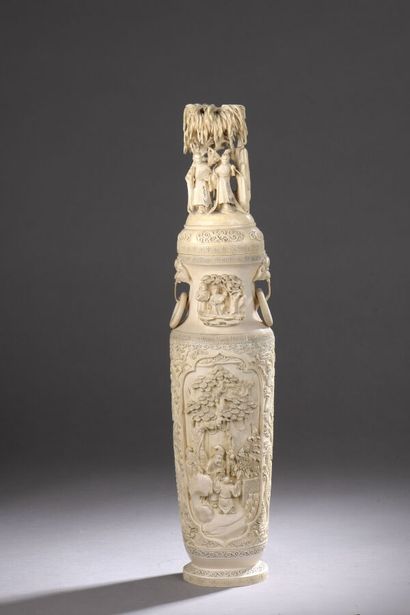 null Vase balustre couvert en ivoire sculpté à décor de médaillons d'un oiseau sur...