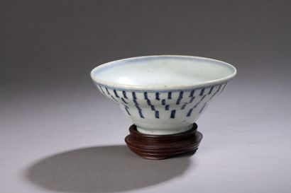 null Porcelain bowl with short heel and flared wall, decorated in cobalt blue with...
