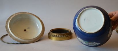 null * Pot couvert en porcelaine à décor émaillé polychrome dans des médaillons,...