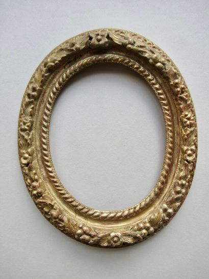 null Cadre oval en chêne sculpté, doré à décor de guillochés, cordelette, tores de...