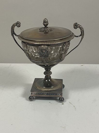 null Sugar bowl in silver 1st title 950‰, of round form, provided with a square base,...