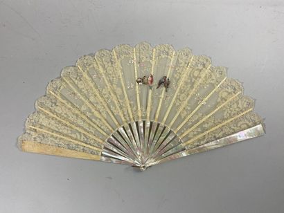 null Lace fan decorated with birds, mother-of-pearl frame. End of XIXth, beginning...