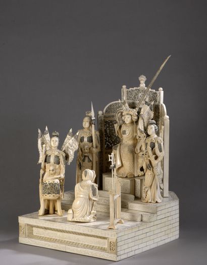 null Groupe en ivoire sculpté figurant une scène de déférence, accompagnée de trois...