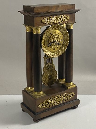 null Portico clock in veneer and gilt bronze decorated with bird, palmettes and bunches...